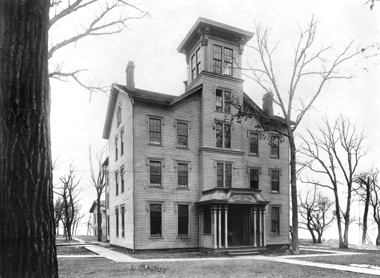 1855年に建てられたエヴァンストンのオールドカレッジ 作： アメリカの写真家