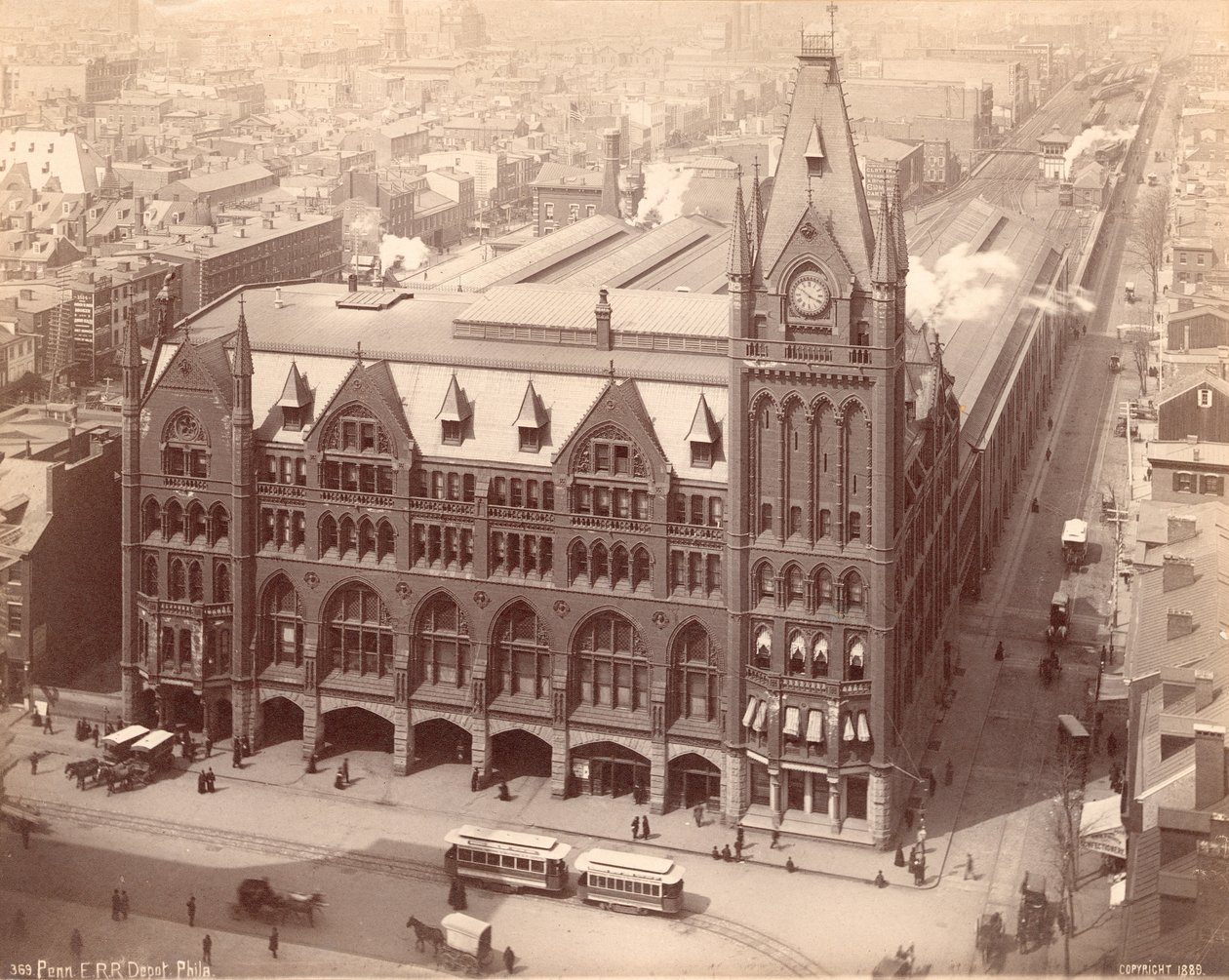ペンシルベニア鉄道駅、ペンスクエアのマーケットストリートウェスト、1889（アルブメンプリント） 作： アメリカの写真家