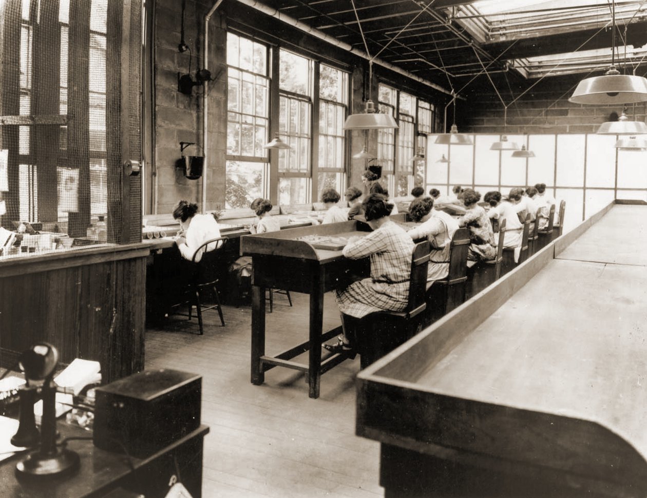 ラジウムガールズは、米国ラジウム社の工場で働いています。 c.1922（セピア写真） 作： アメリカの写真家