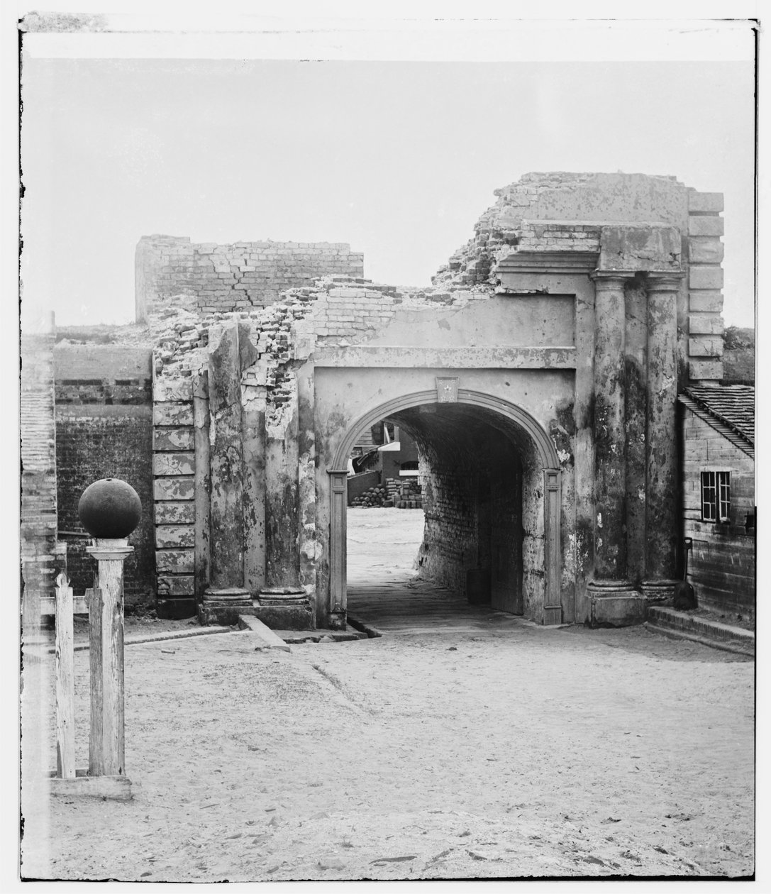 戦争終結時のサウスカロライナ州フォートモールトリーのサリー港、1865年 作： アメリカの写真家