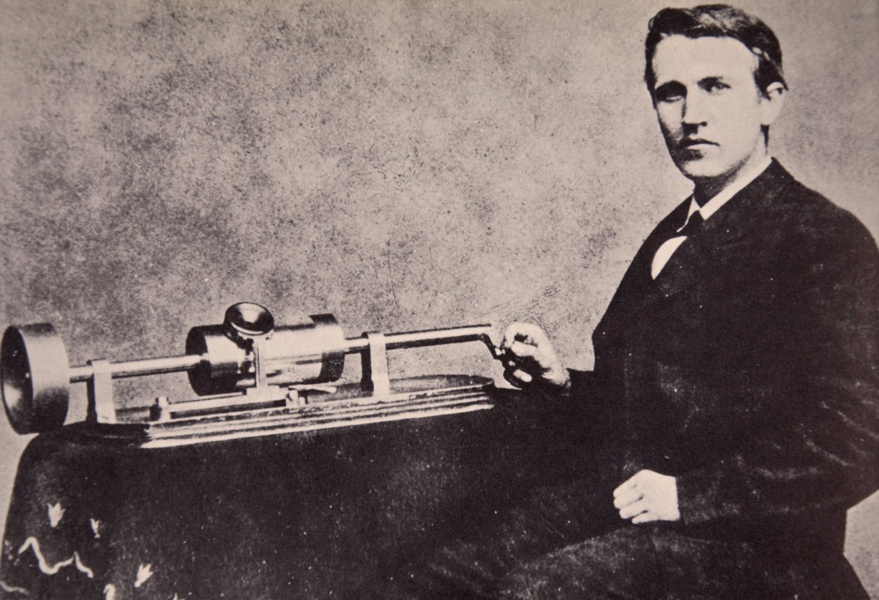 彼の発明、蓄音機、1878によって座っているトーマスA.エジソン 作： アメリカの写真家