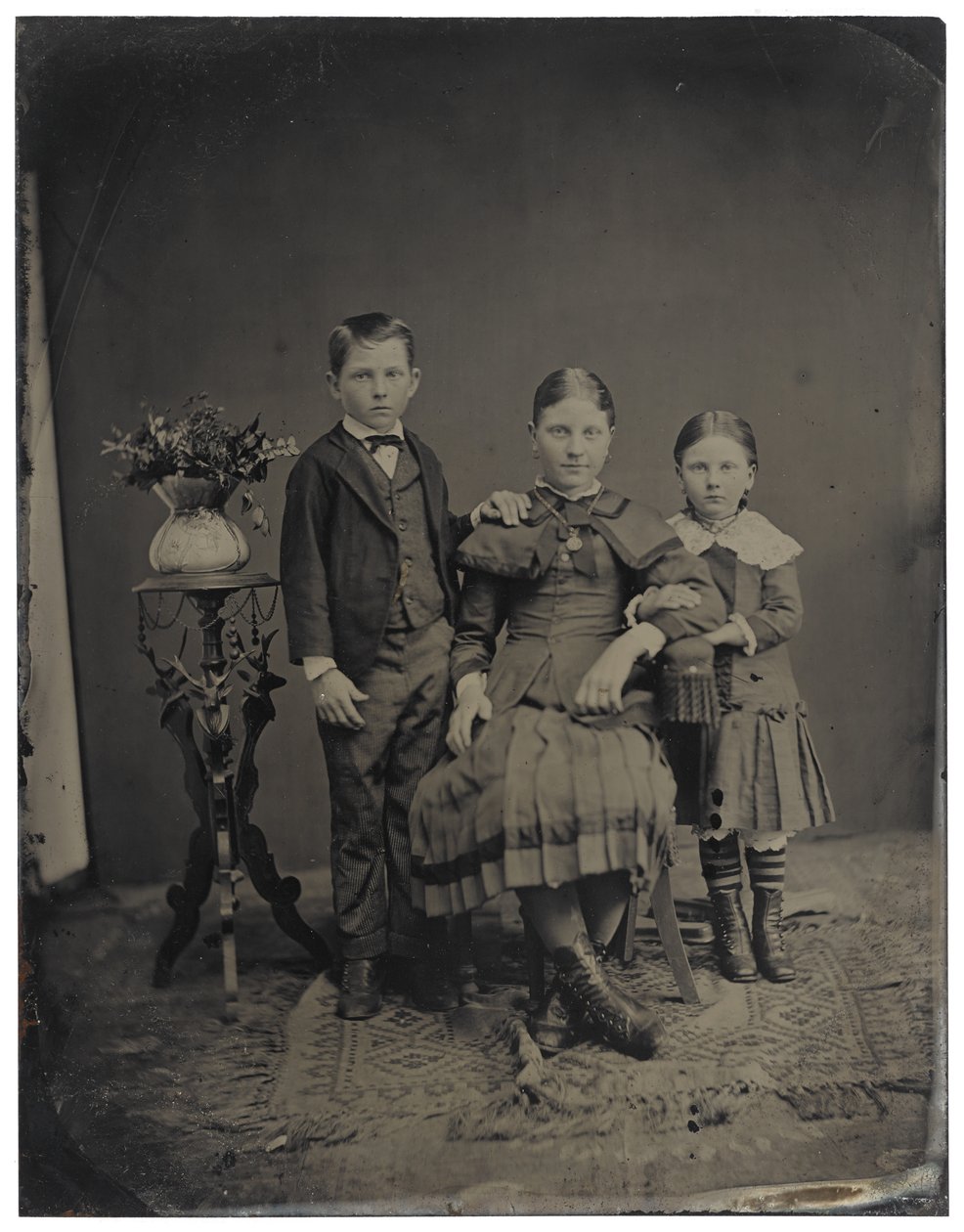 [3人の子供]、c.1850-1910（tintype） 作： アメリカの写真家