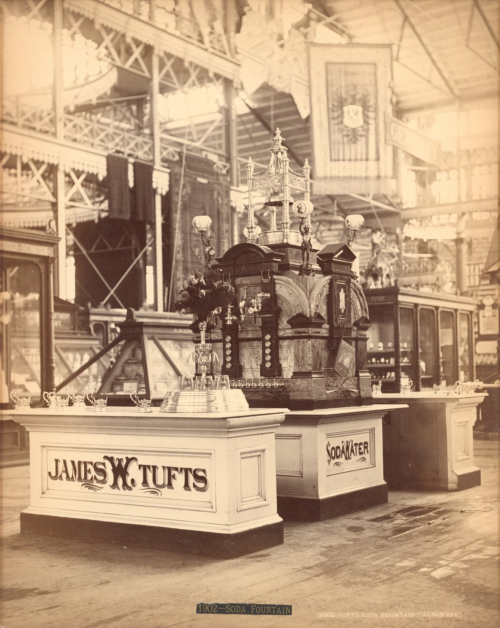 タフツソーダファウンテンアルハンブラ、1876年（銀の卵白プリント） 作： アメリカの写真家