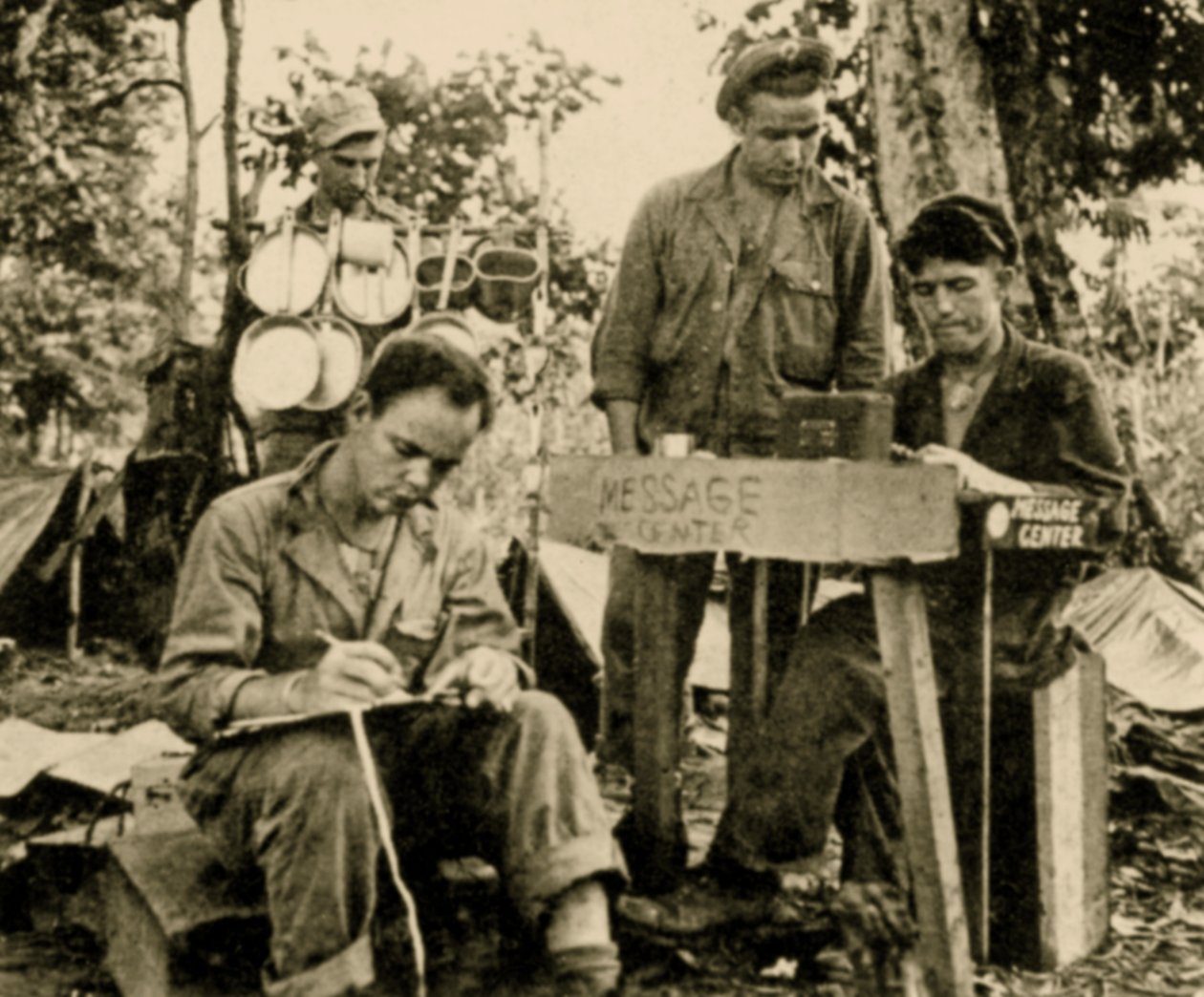 米軍、暗号を学ぶ、タラワ、パプアニューギニア、1943年6月（セピア写真） 作： アメリカの写真家