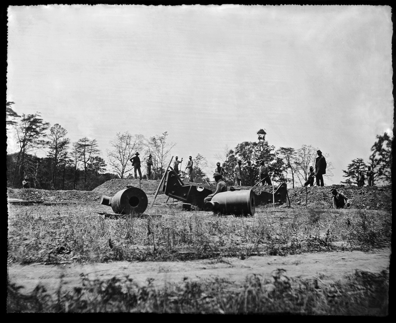 1864年夏、バージニア州ピーターズバーグ近くに迫撃砲を設置する準備をしている組合の作業詳細 作： アメリカの写真家