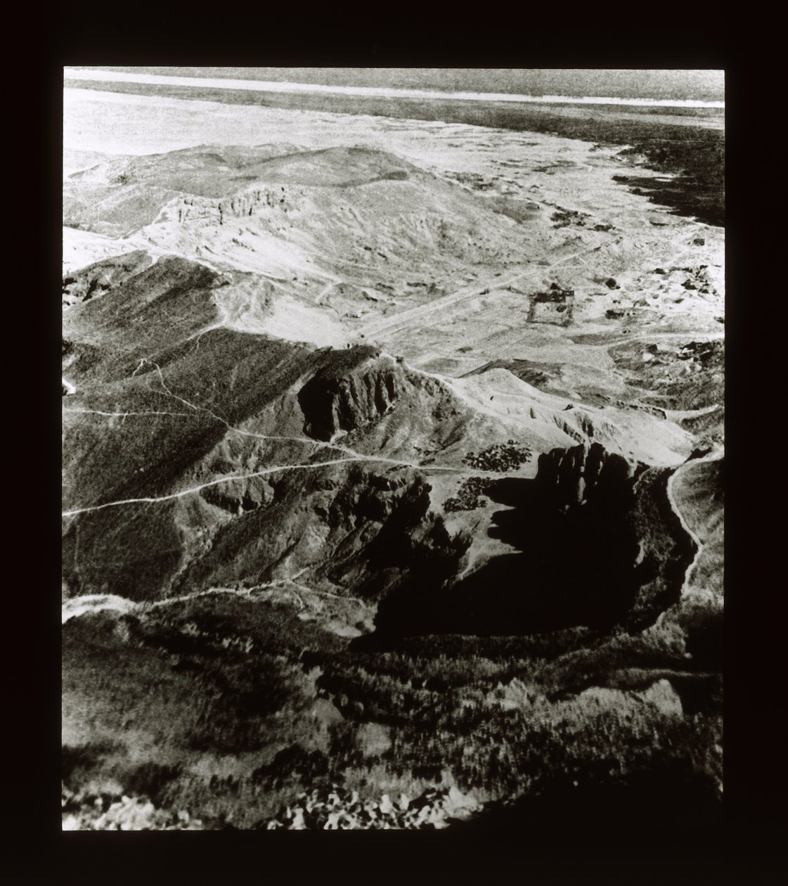 Deir El-Bahriの寺院の場所の眺め（ランタンスライド） 作： アメリカの写真家