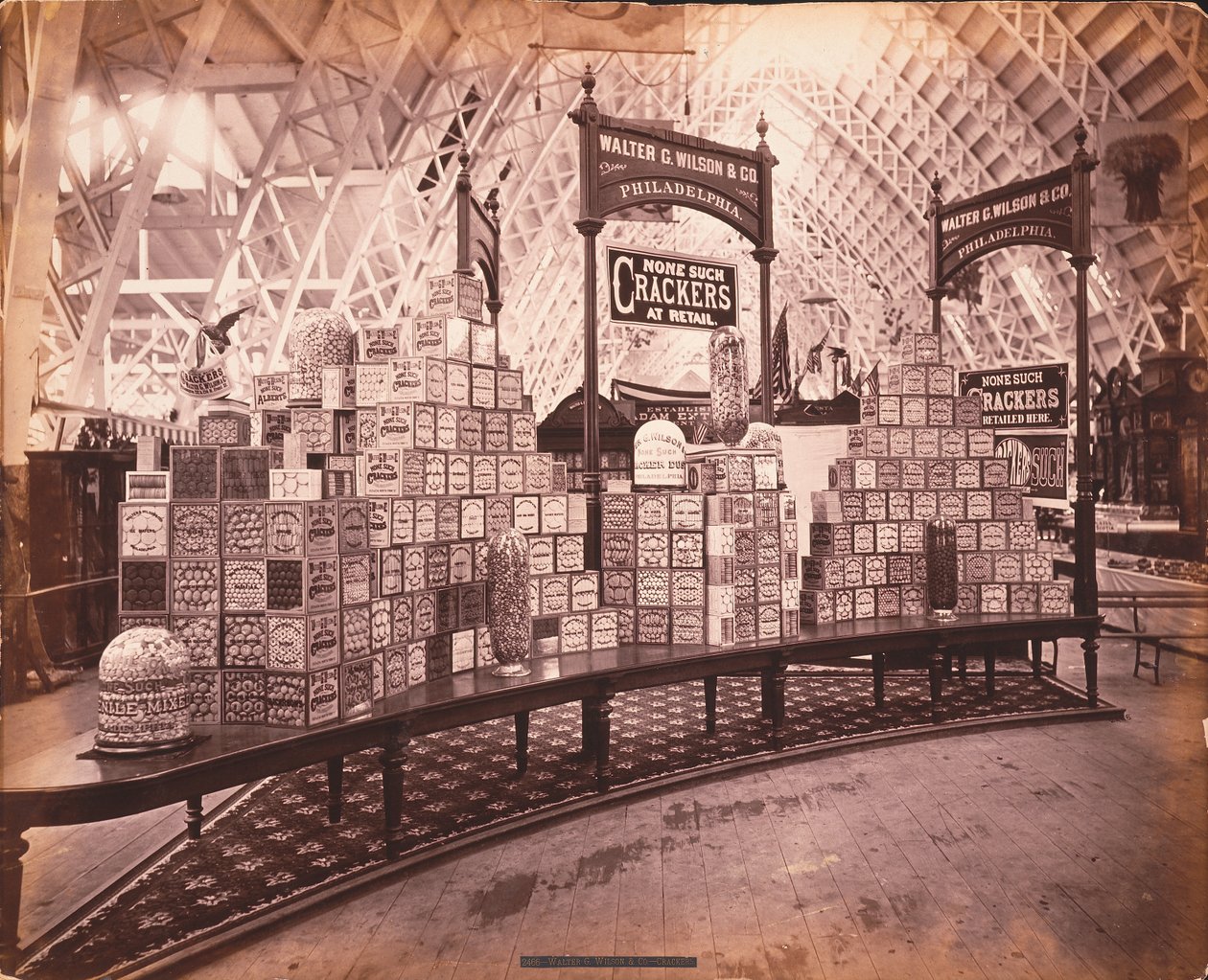 WG Wilson und Co.sの展示-Walter G. Wilson und Co. Crackers、Agricultural Hall、Philadelphia、c.1876（albumen print） 作： アメリカの写真家