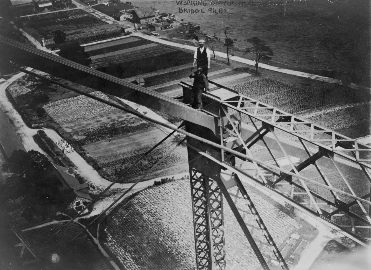 ブラックウェルズ島の橋の上での作業、1907年 作： アメリカの写真家