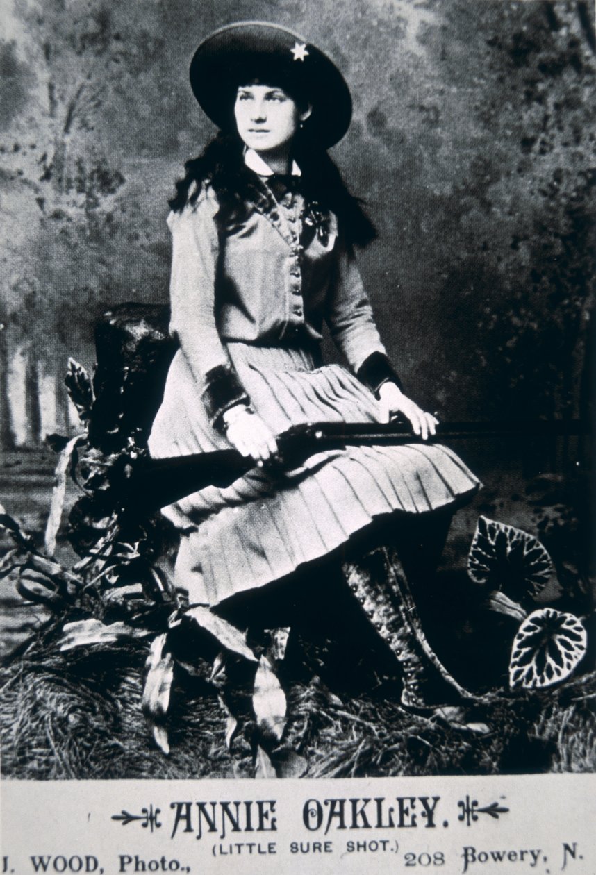 アニー・オークリー（1860-1926）（モノクロ写真