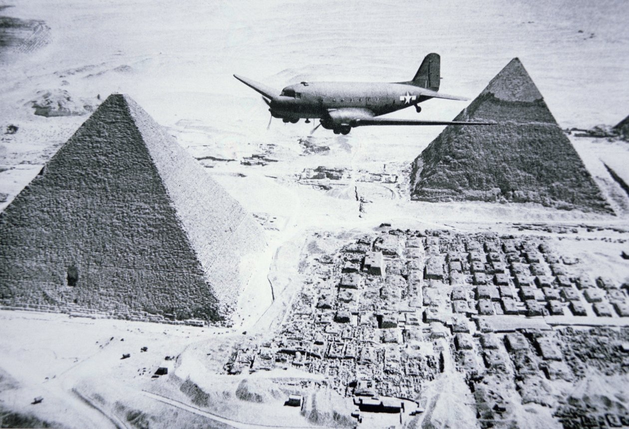 エジプトのピラミッド上空を飛ぶC-47 作： アメリカの写真家