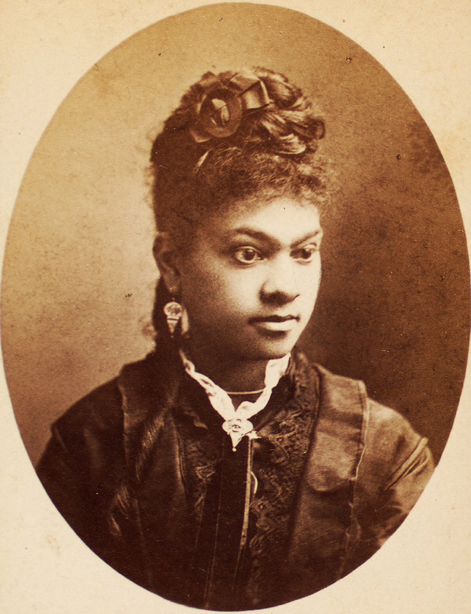 若いアフリカ系アメリカ人女性のカルテドビジット、1870年頃 作： アメリカの写真家