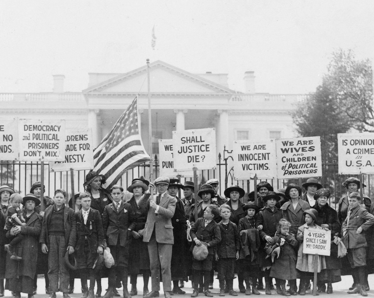 政治犯の釈放を大統領に訴えるホワイトハウスの子供たち、1922年（モノクロ写真 作： アメリカの写真家