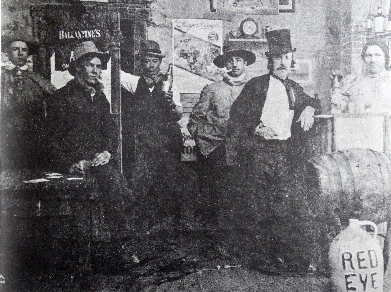 クリップルクリークバールーム、1898年 作： アメリカの写真家