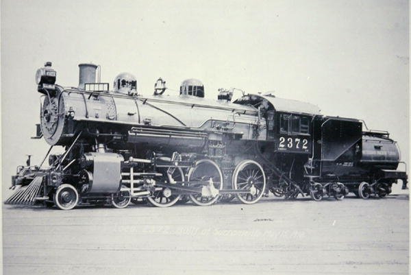 サザン パシフィック鉄道のエンジン 2372 クラス T-32 (白黒写真) 作： アメリカの写真家