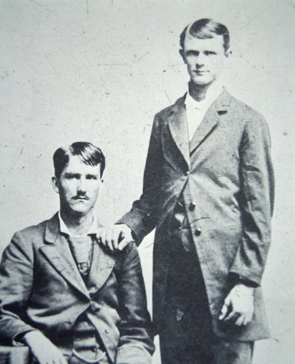 フランク（1843-1915）とジェシー・ジェームズ（1847-82）1870年頃（モノクロ写真 作： アメリカの写真家