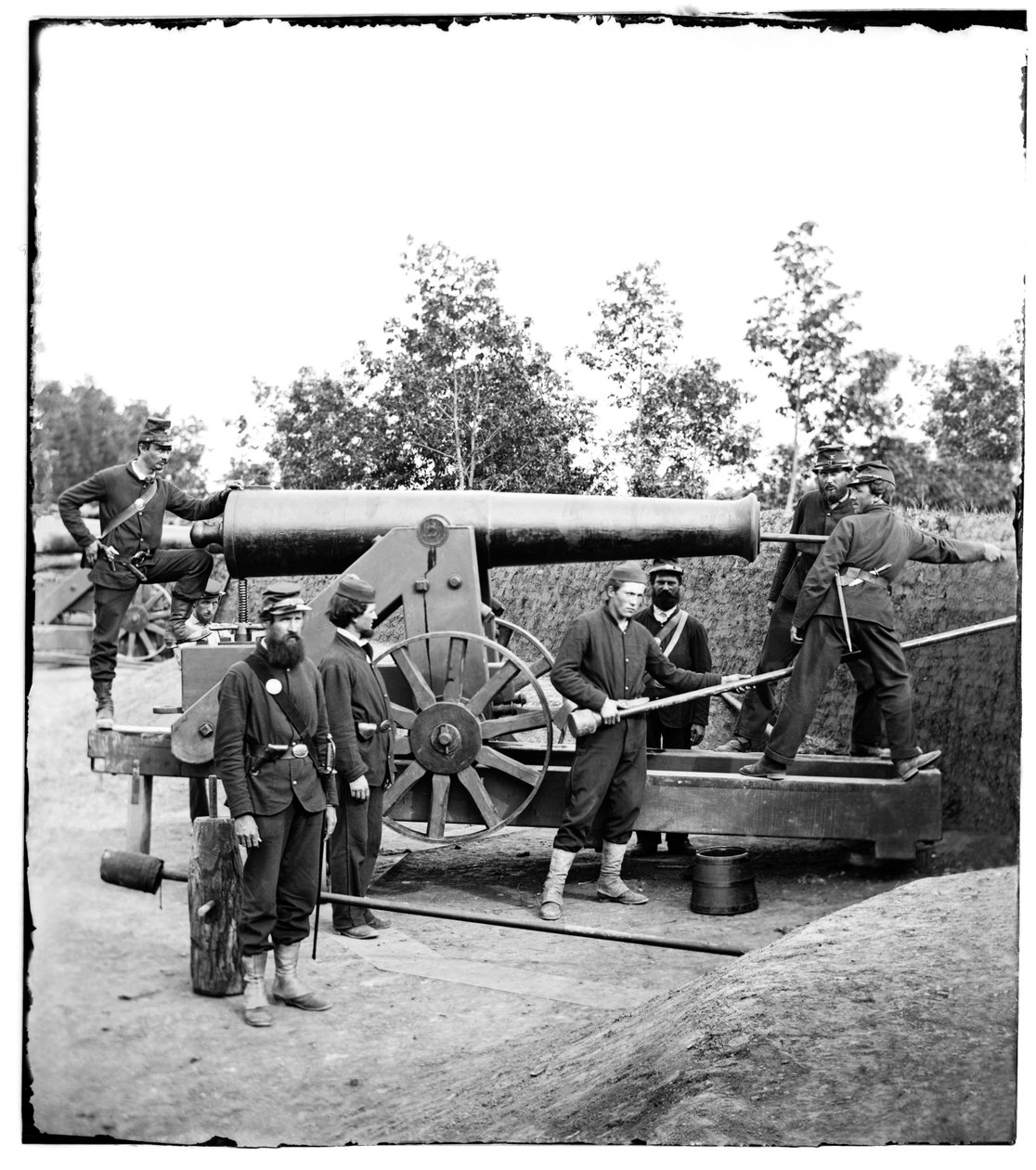 1861年にバージニア州フォートウッドベリーで重砲 作： アメリカの写真家