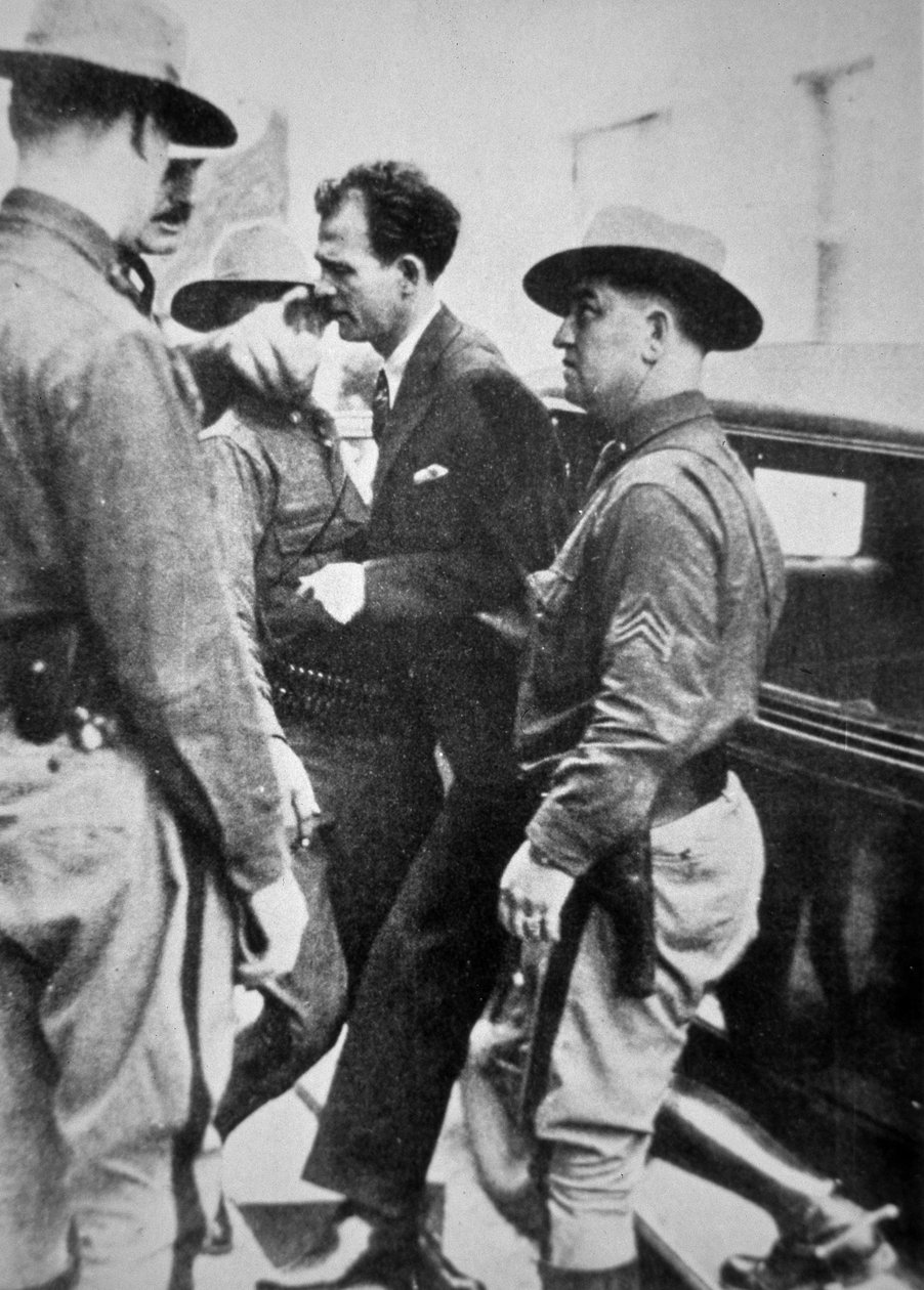 警察に連行されるジャック「レッグス」ダイヤモンド（1896-1931 作： アメリカの写真家