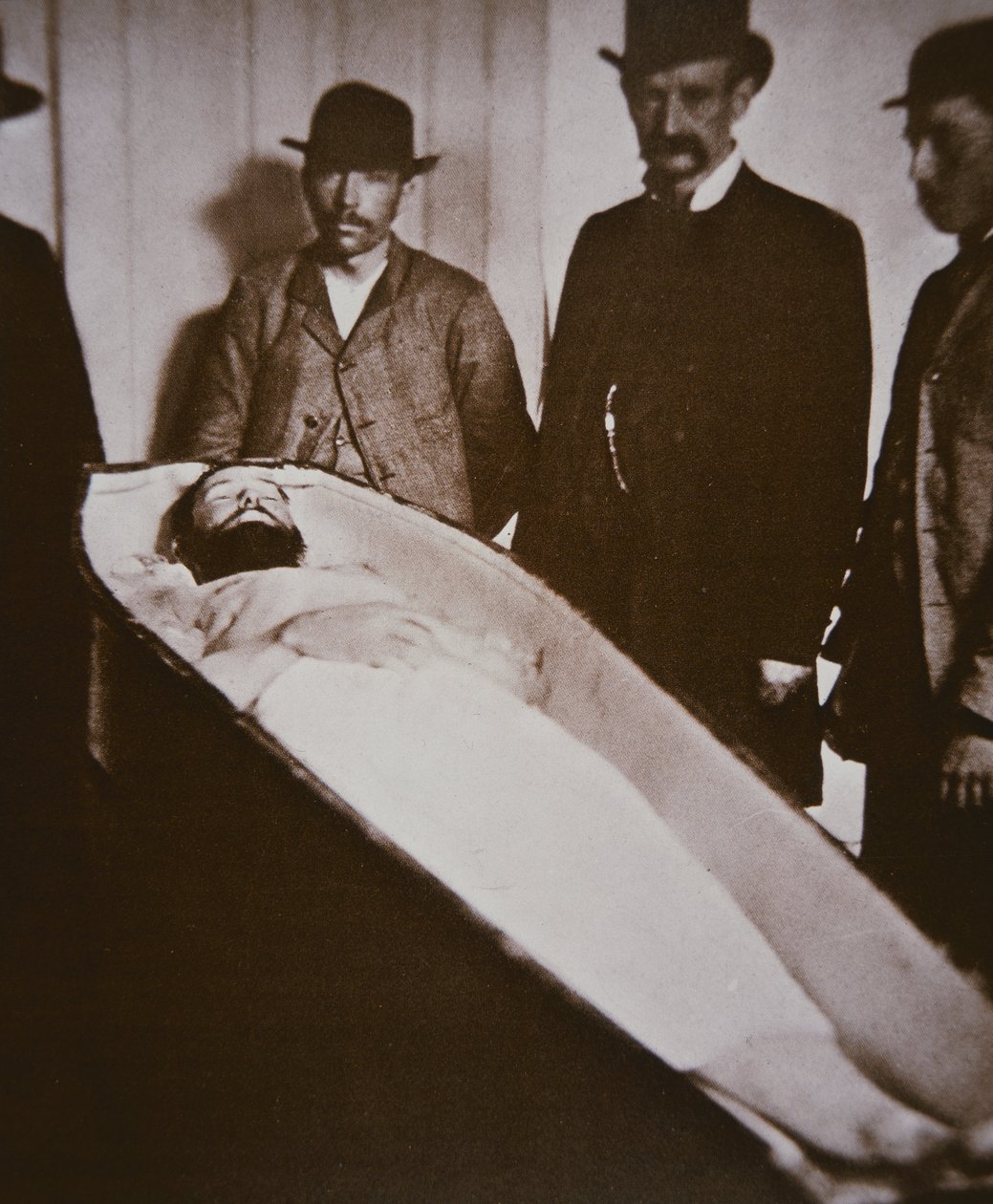 1882年、銃殺されたジェシー・ジェームズの棺の中（白黒写真 作： アメリカの写真家