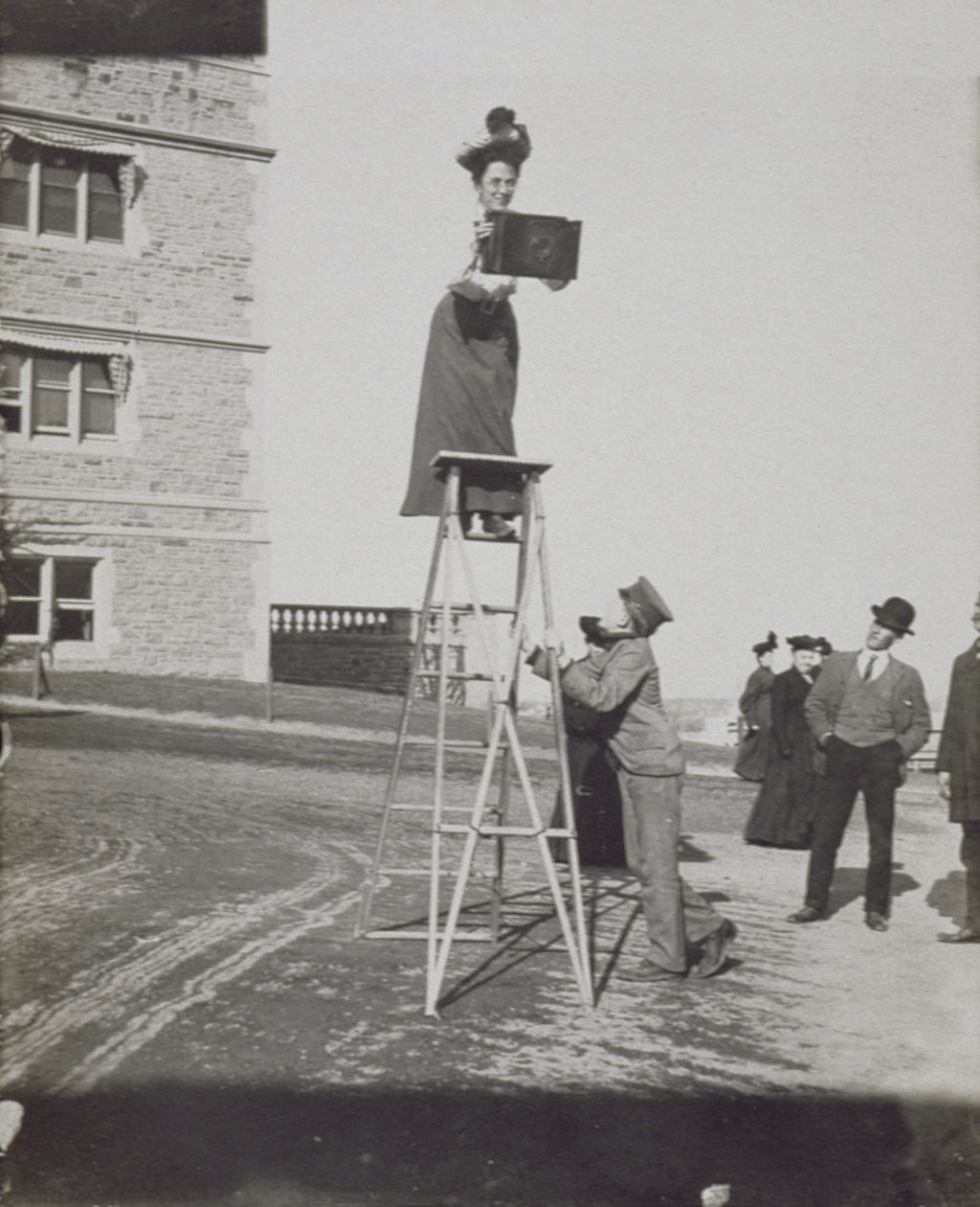 1904年ルイジアナ購入博覧会でのジェシーターボックスビール（1871-1942） 作： アメリカの写真家