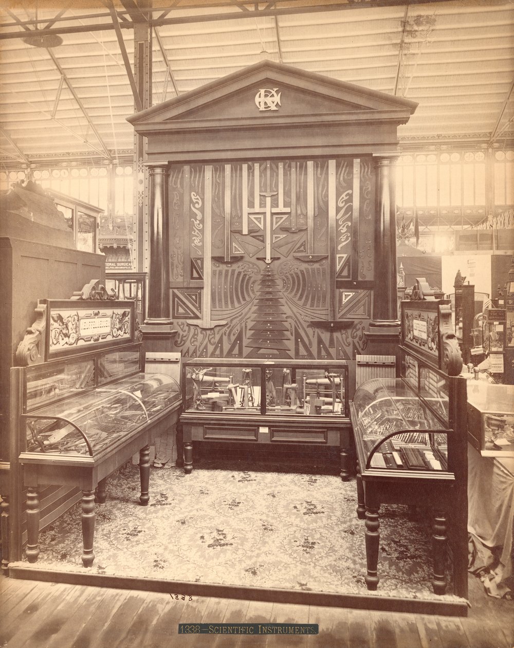Kuffel＆Essers Exhibit、Main Building、Centennial International Exhibition、Philadelphia、1876（albumen print） 作： アメリカの写真家
