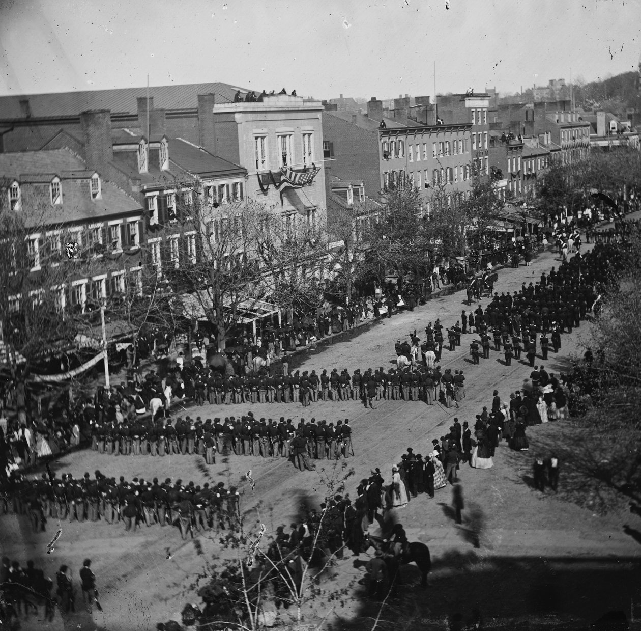 1865年4月19日、ワシントンDCのペンシルベニアアベニューにあるリンカーンの葬式 作： アメリカの写真家
