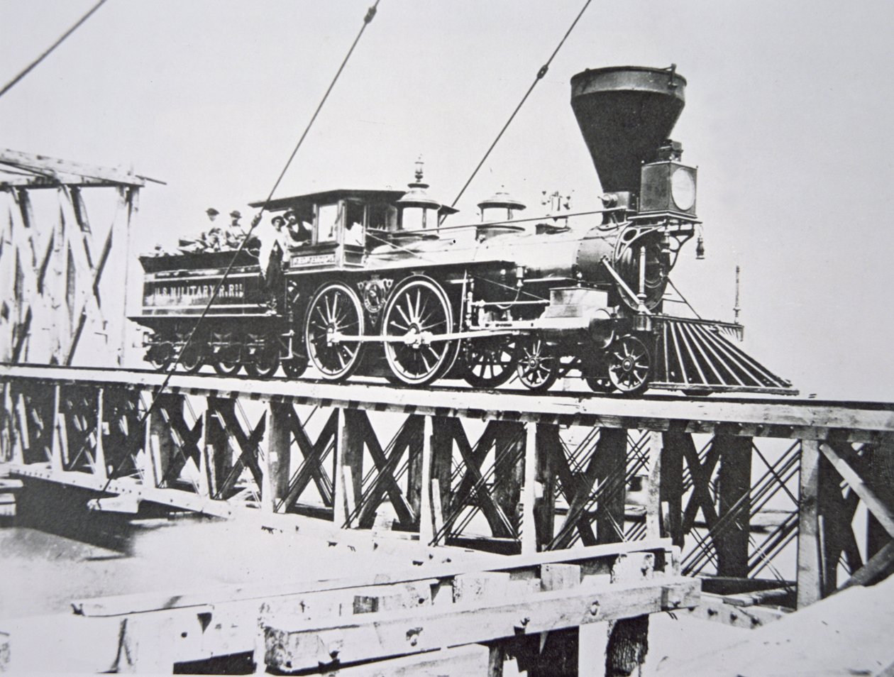 ポトマック川に架かるトレッスル橋を渡る米軍鉄道（ユニオン・アーミー）の機関車（モノクロ写真 作： アメリカの写真家