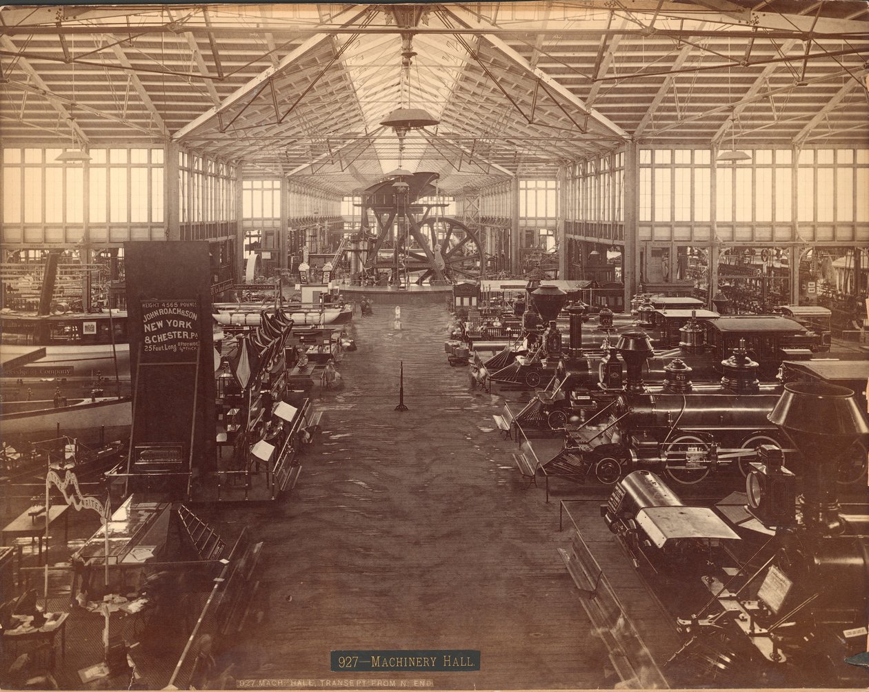 機械のホール、北端から、フィラデルフィア百周年記念国際展覧会、1876（銀の卵白印刷） 作： アメリカの写真家