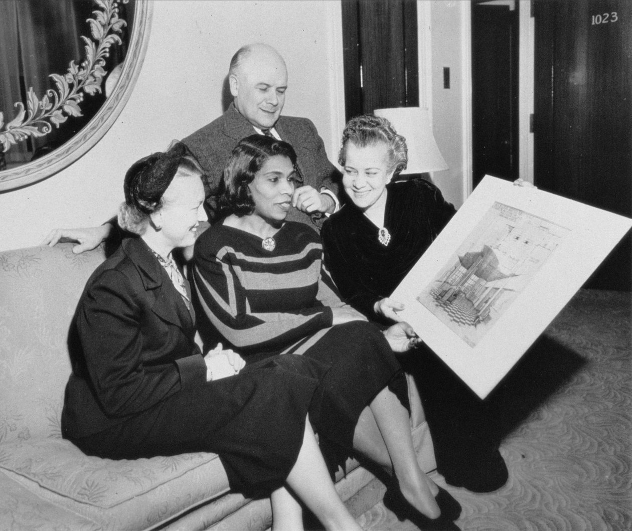 マリアン・アンダーソン（1897-1993）およびリチャード・バッキー・フラー（1895-1983）と他の2人の女性 作： アメリカの写真家