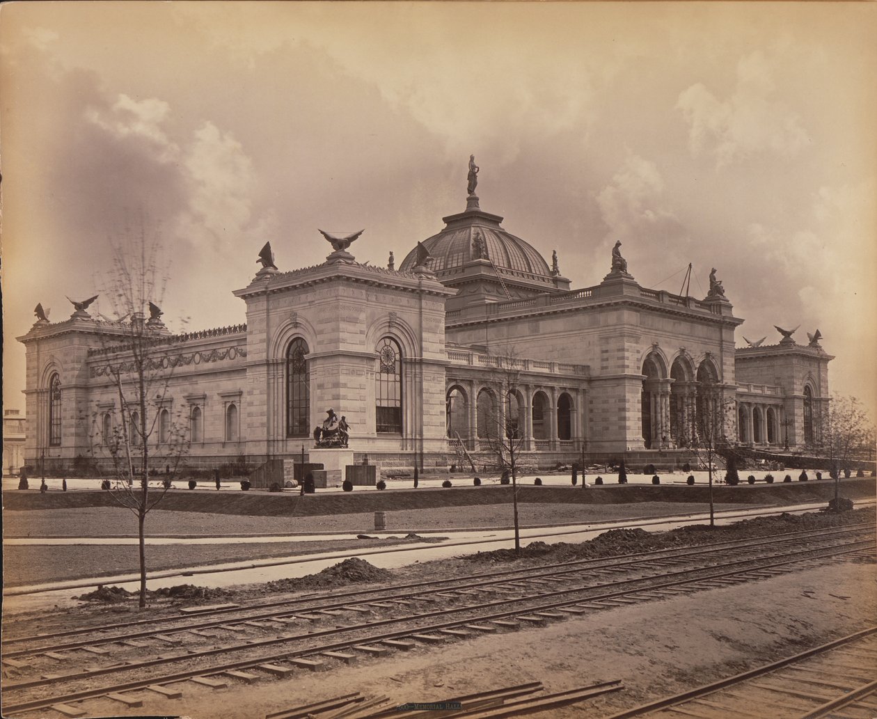 100周年博覧会の記念館、1876年（ゼラチンシルバープリント） 作： アメリカの写真家
