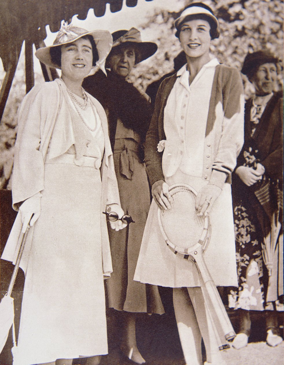 1935年、ウィンブルドンのオールイングランド・クラブでヨーク公爵夫人と対面するアメリカのテニスチャンピオン、ヘレン・ウィルス・ムーディ夫人（右）（モノクロ写真 作： アメリカの写真家