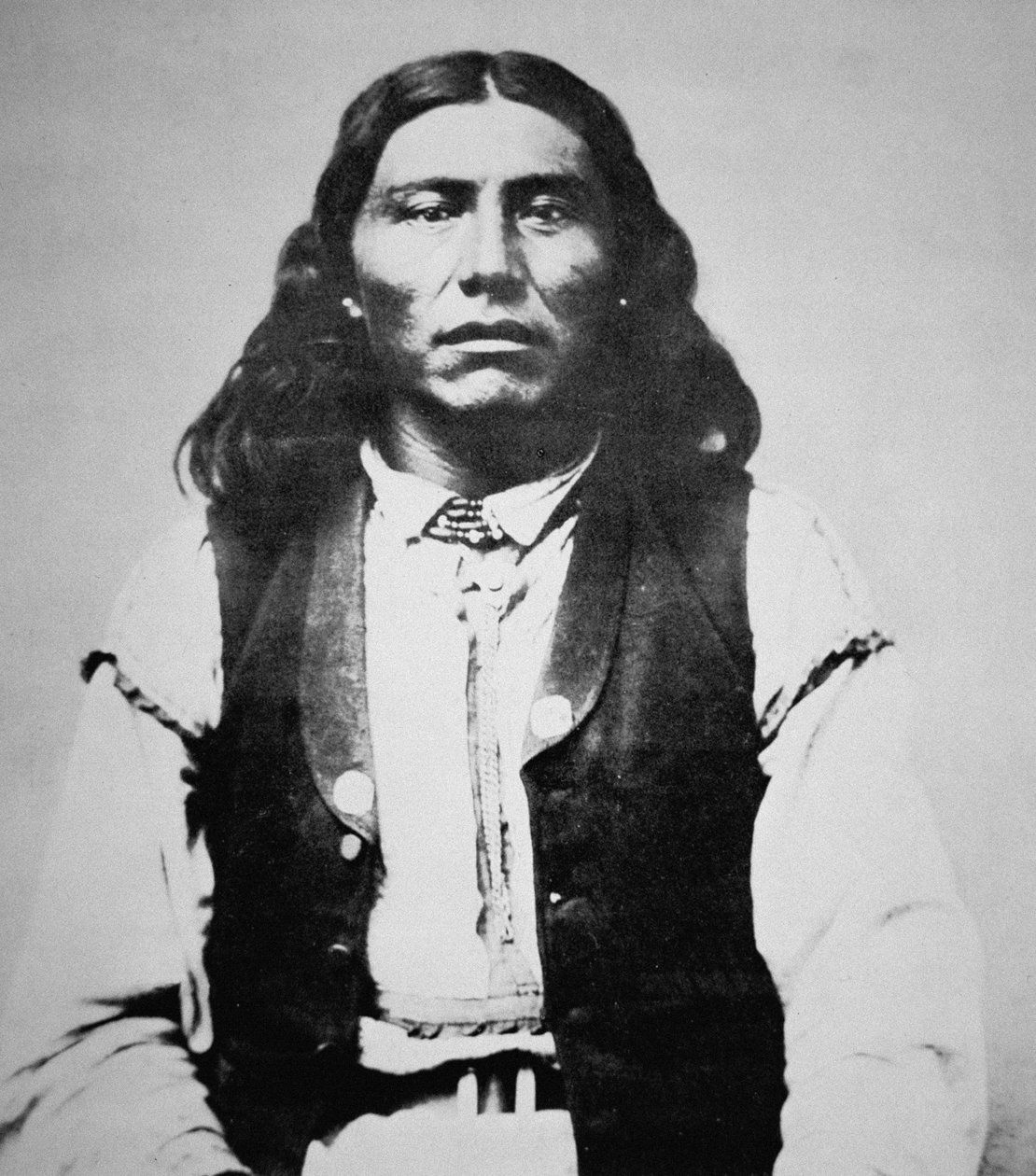 Naiche (d.1874) アリゾナ州のチリカワ・アパッチ族の酋長（モノクロ写真 作： アメリカの写真家