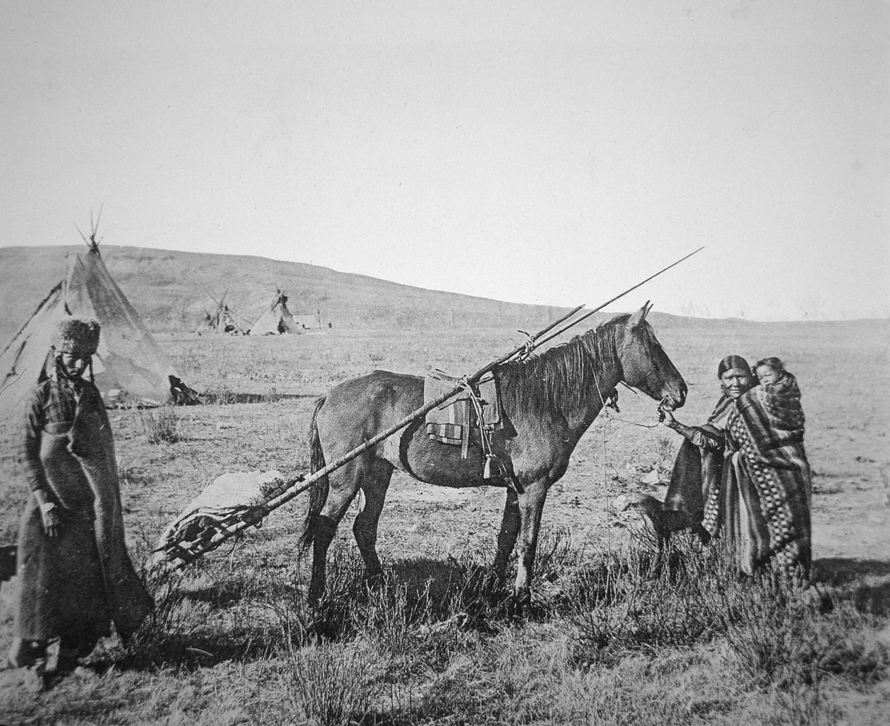 カナダ西部のネイティブアメリカンCree族、1890年頃（モノクロ写真 作： アメリカの写真家