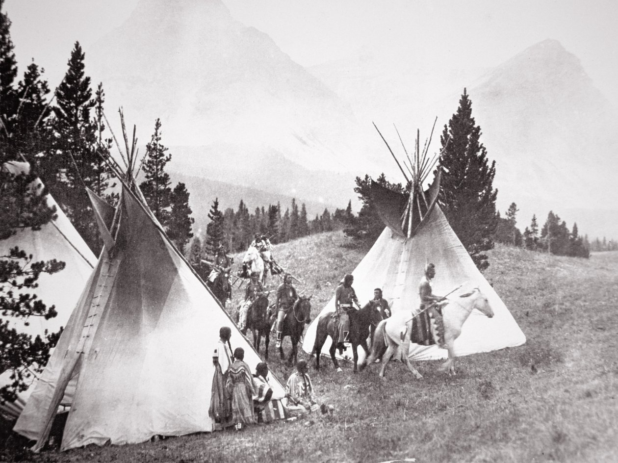 モンタナ州、ネイティブアメリカンのティピーキャンプ、1900年頃（モノクロ写真 作： アメリカの写真家