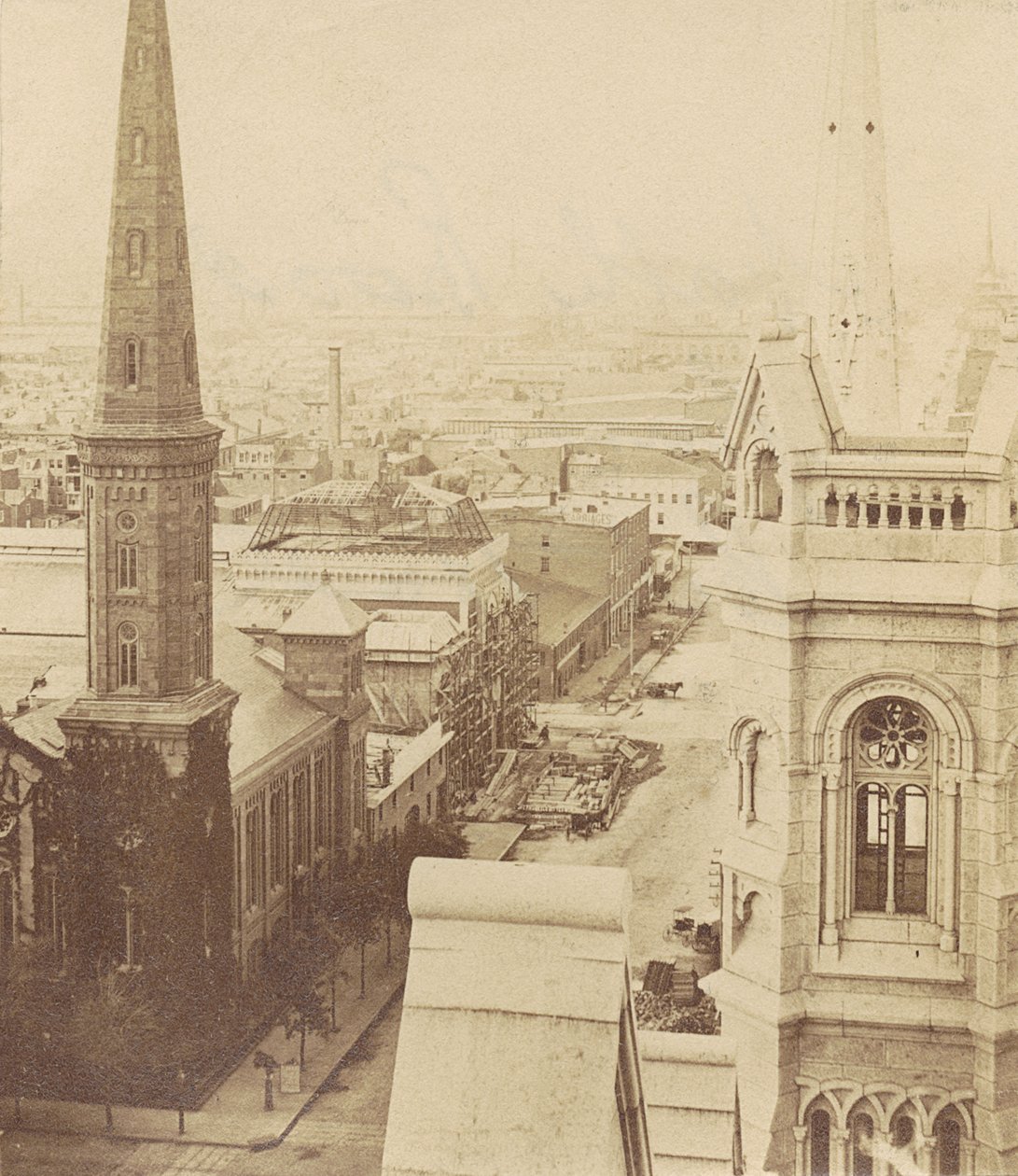 Castner Scrapbook Collection」より市庁舎から見たノース・ブロード・ストリート、1875年頃（アルメン・プリント） 作： アメリカの写真家