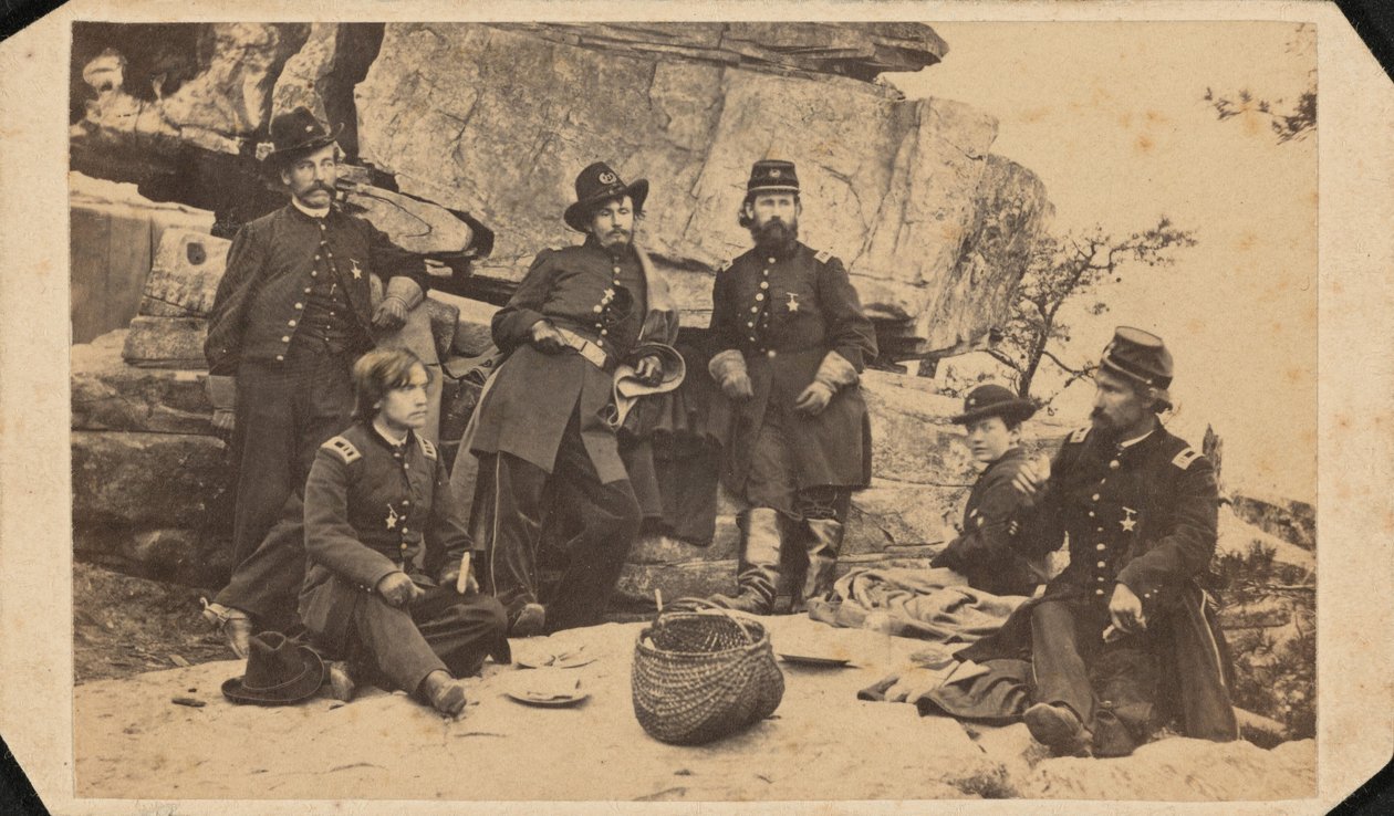 「ギアリー将軍のスタッフの一部。クリスマスの日、ルックアウト山頂にて撮影」、1863年（写真） 作： アメリカの写真家