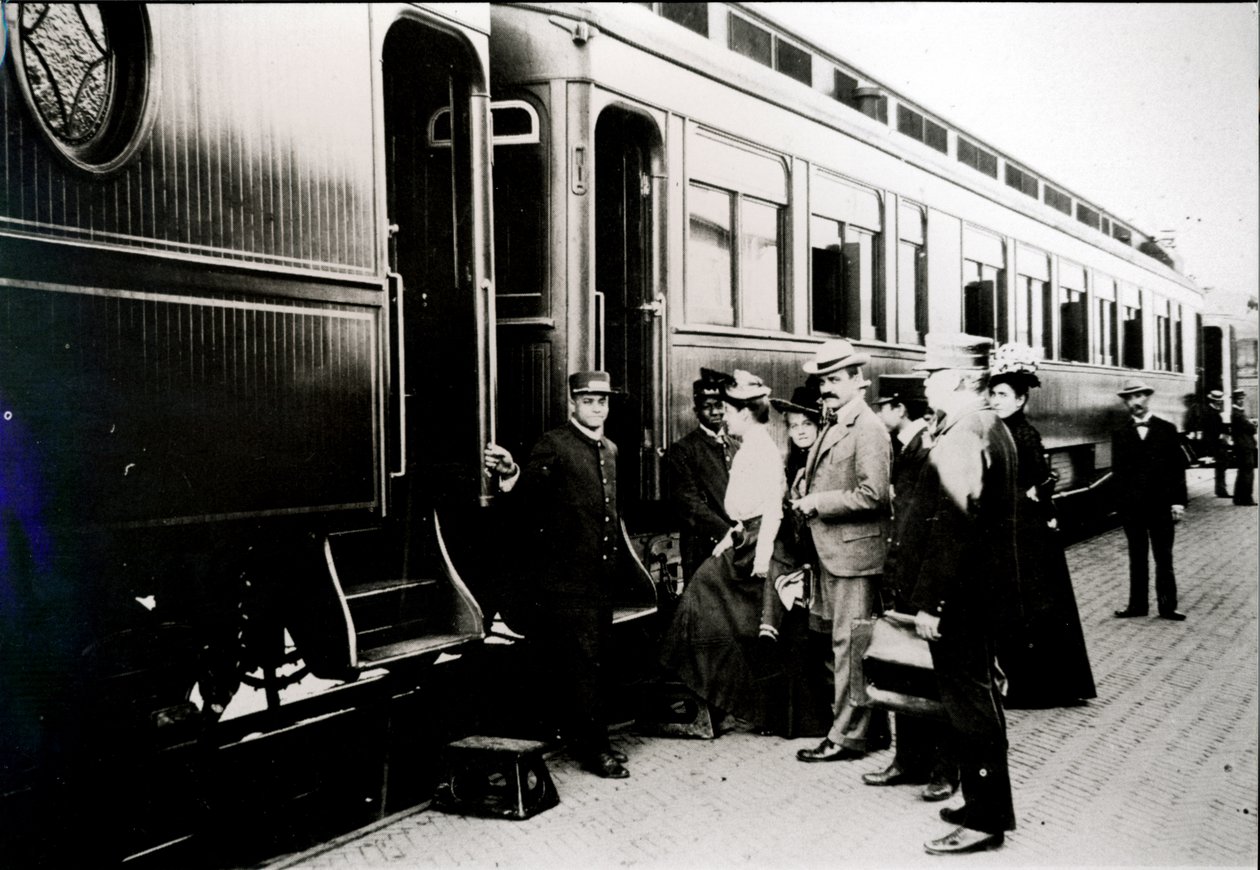 1910年、シカゴ・バーリントン・クインシー鉄道の一等車プルマンに乗り込む乗客たち（モノクロ写真）。 作： アメリカの写真家