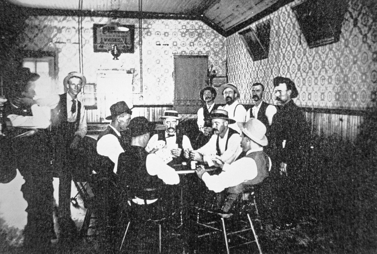 西洋の酒場でのトランプ遊び、1900年頃（モノクロ写真 作： アメリカの写真家