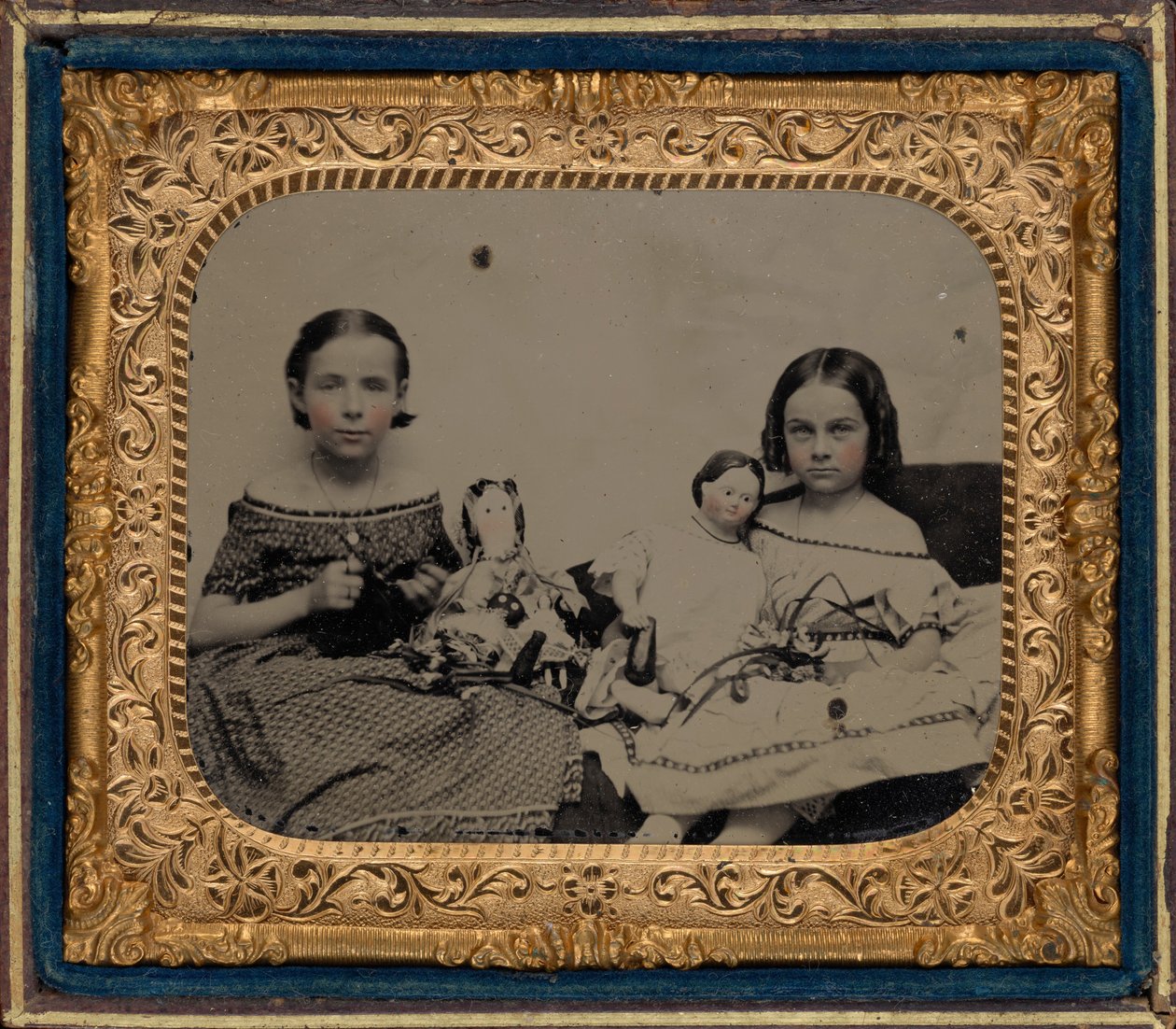 人形を持つ二人の少女の肖像,c.1860年（写真） 作： アメリカの写真家