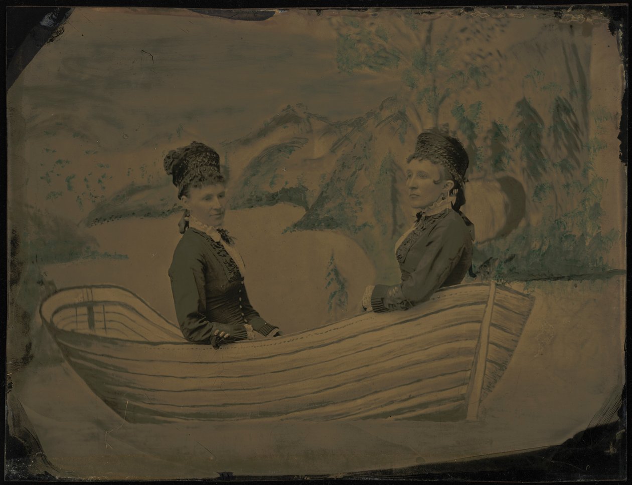 ボートに乗る二人の女性の肖像、1880年代（写真） 作： アメリカの写真家