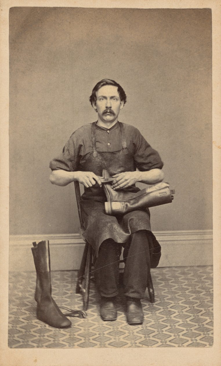 ブーツ職人の肖像,c.1863年（写真） 作： アメリカの写真家
