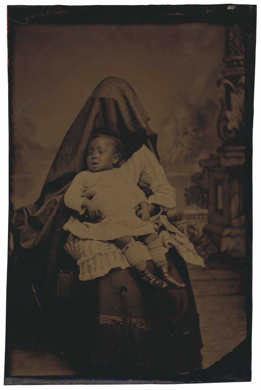 隠れる女と子供の肖像,c.1875年（写真） 作： アメリカの写真家