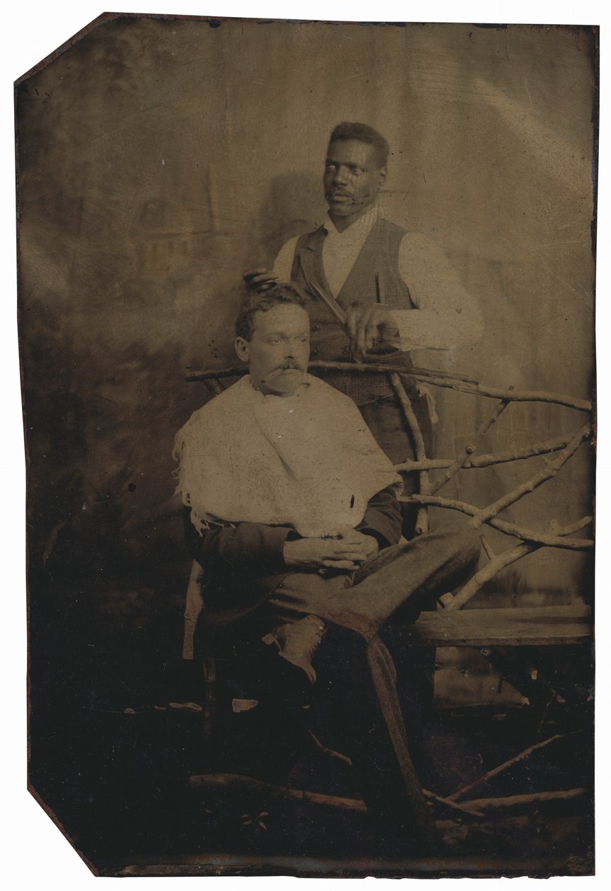 髪を切る男の肖像,c.1890年（写真） 作： アメリカの写真家
