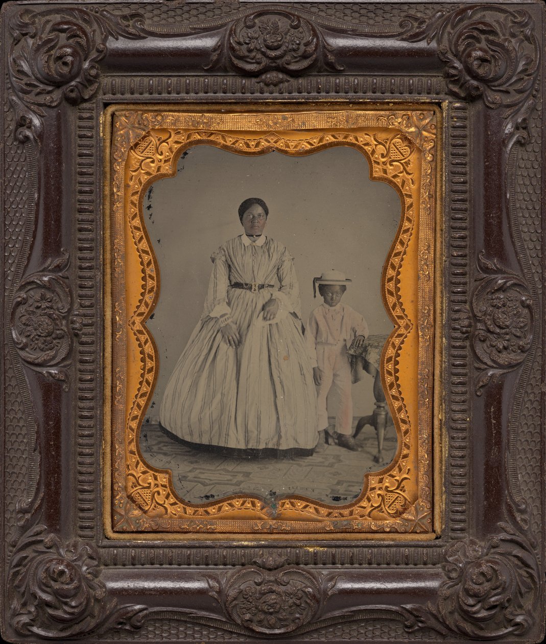 女性と少年の肖像,c.1863年（写真） 作： アメリカの写真家