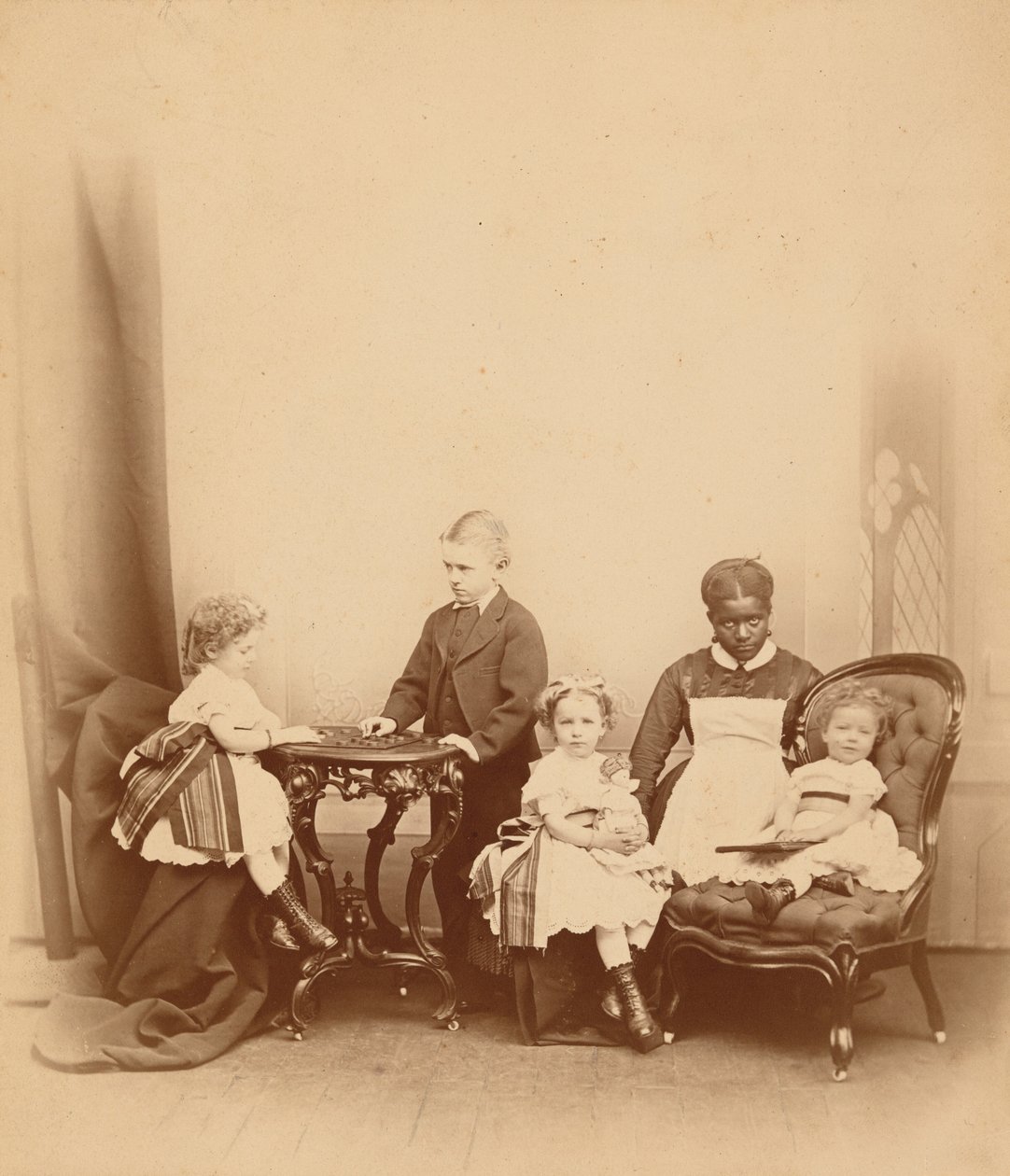 女性と4人の子供の肖像,1860年代（写真） 作： アメリカの写真家