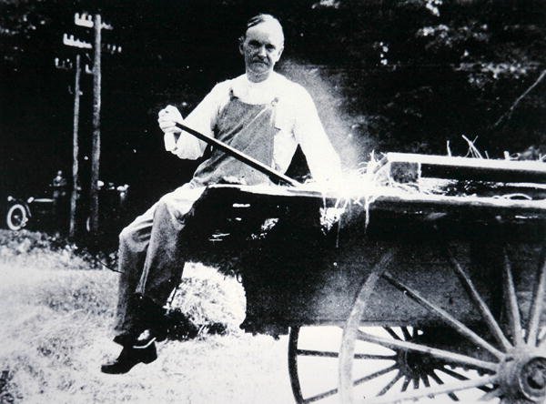 バーモント州での休暇中に農夫のポーズをとるカルビン・クーリッジ大統領（1873-1933）（モノクロ写真） 作： アメリカの写真家