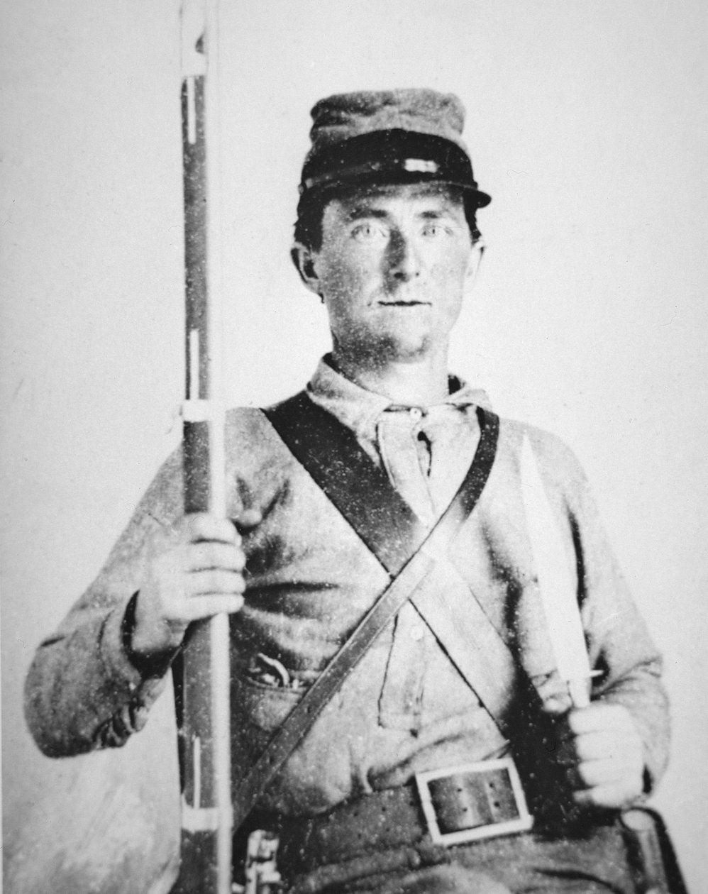 南部連合軍兵士ジョン・ルロイ・ウィリアムズ一等兵（モノクロ写真 作： アメリカの写真家