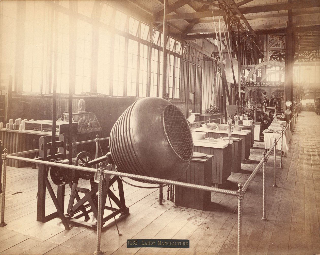Stephen F. Whitman & Sons社がフィラデルフィアで開催された100周年記念博覧会のMachinery Hallに出展しました。 作： アメリカの写真家