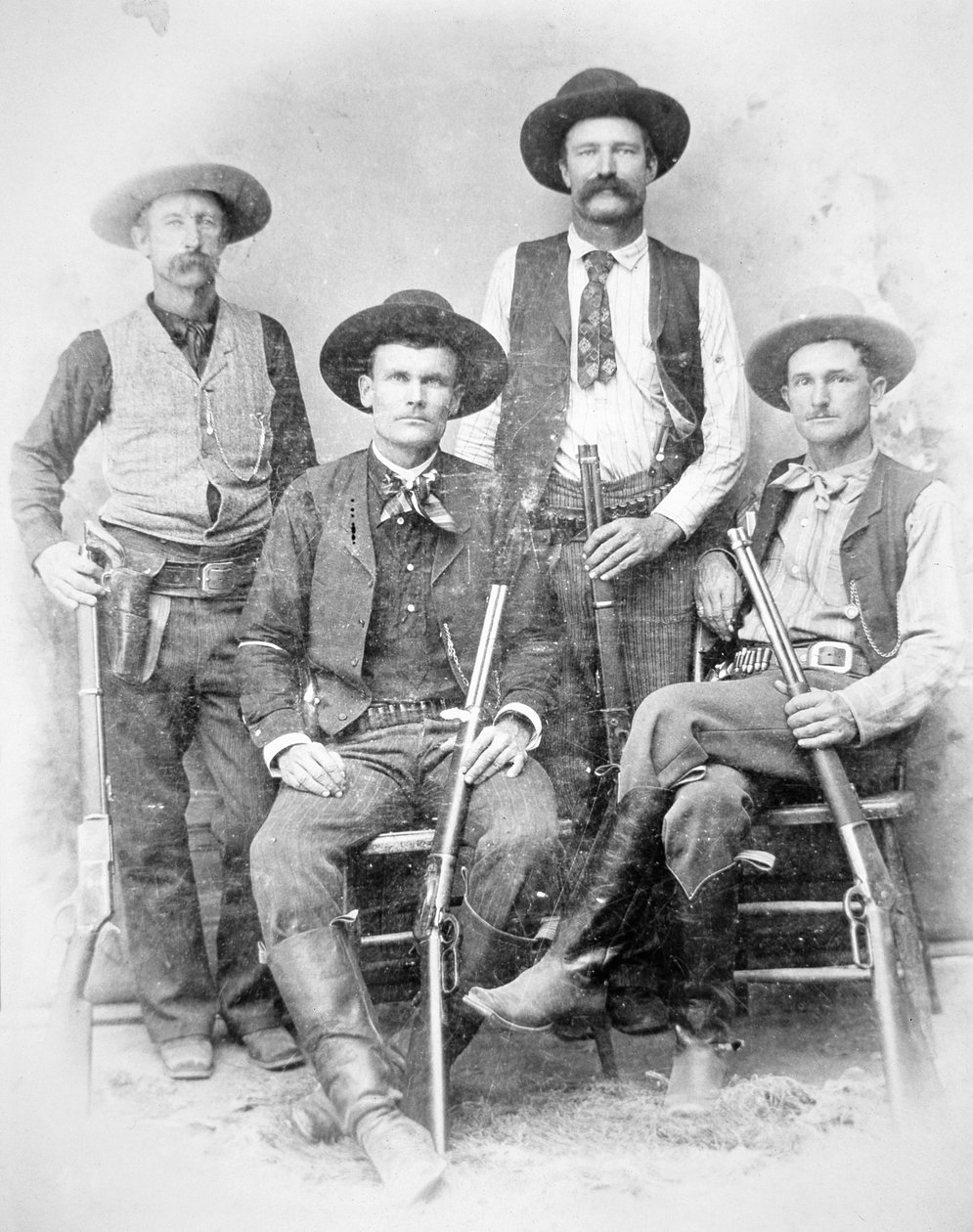 リボルバーとウィンチェスター・ライフルで武装したテキサス・レンジャー 作： アメリカの写真家