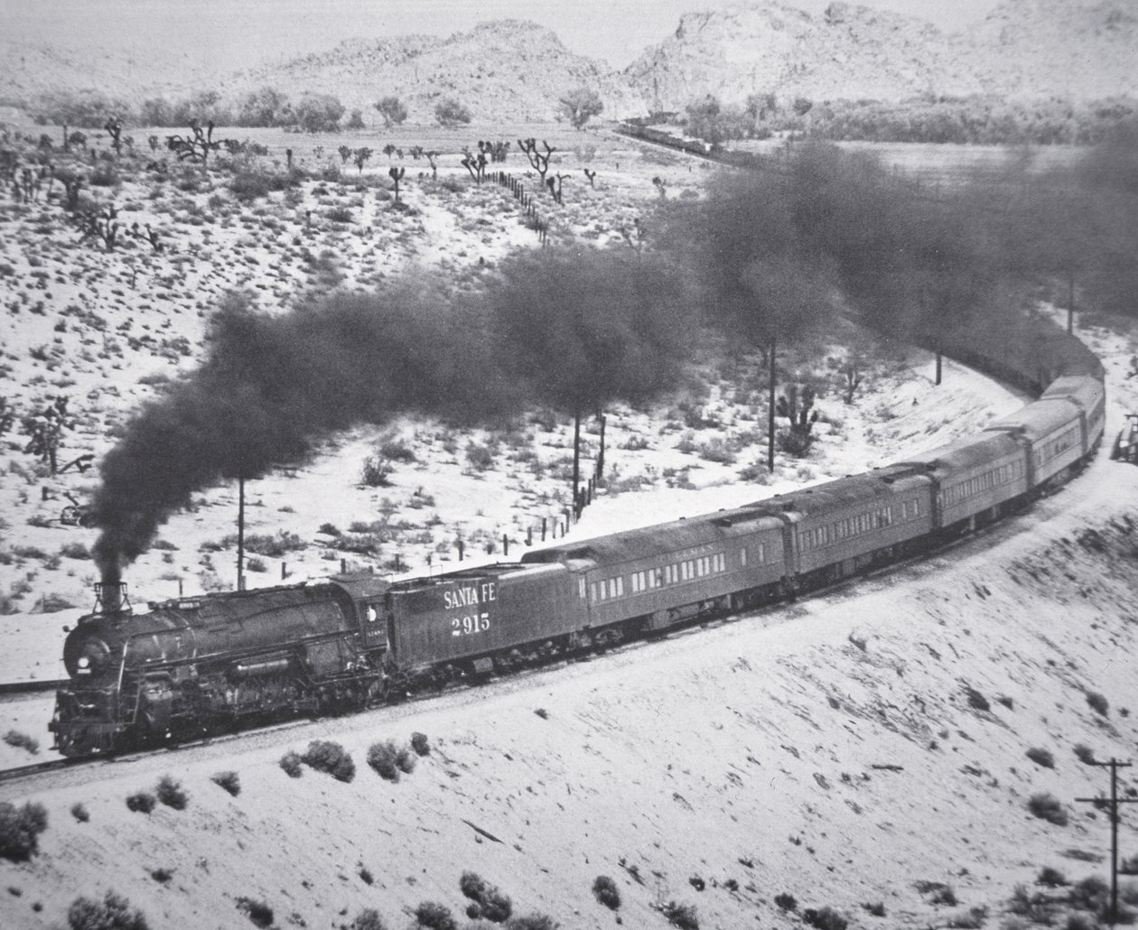 カリフォルニア州ビクタービルのケイジャン・パスを走るサンタフェ鉄道の「グランド・キャニオン・リミテッド」列車 作： アメリカの写真家