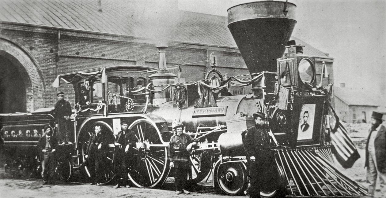 1865年、リンカーン（1809-65）の葬儀列車を牽引した機関車（モノクロ写真 作： アメリカの写真家